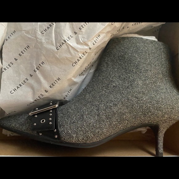 Charles and Keith pin heels US 9 NEW - Picture 4 of 4